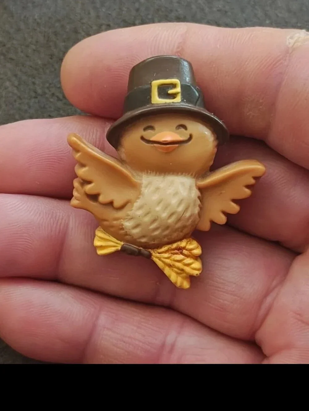 1981 Hallmark Thanksgiving Pilgrim Bird Turkey Plastic Brooch Pin.